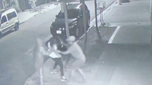 Video: así son los arrebatos a escasos metros de la Comisaría Tercera en Cadioti Norte