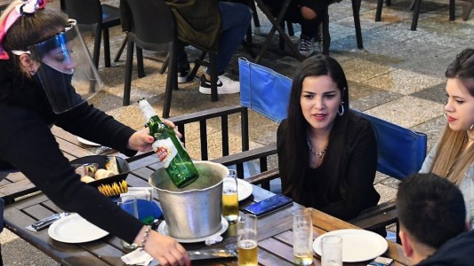Excepcional: el 24 y el 31, se amplía la cantidad de clientes por mesa en bares y restaurantes