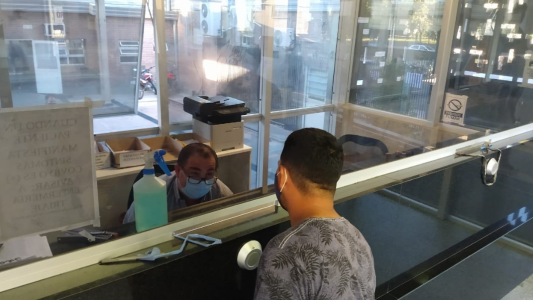 Paro en el Cullen: el director del hospital atiende la admisión de la guardia