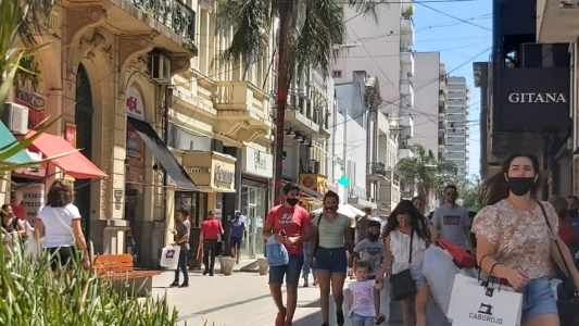 Intenso movimiento en el centro y colas en los supermercados en la mañana de hoy
