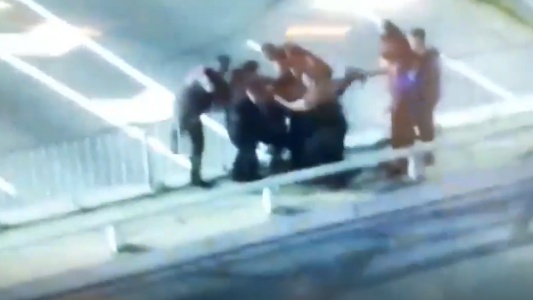 Un grupo de policías salvó a un joven que intentó arrojarse de un puente en la General Paz