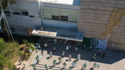 Los trabajadores del Ministerio de la Producción en estado de asamblea