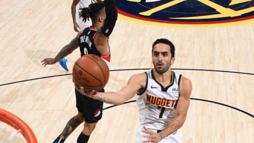 Facundo Campazzo sumó cuatro puntos en el triunfo de Denver ante Houston