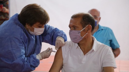 "Vacunarse no es una decisión solo individual sino que es social", dijo el gobernador de Neuquén