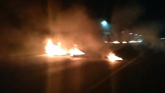 Pescadores se manifiestan en distintos puntos de la provincia contra la veda pesquera