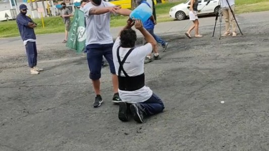 Video: fue despedido, se roció con nafta y amenazó con prenderse fuego frente a la fábrica