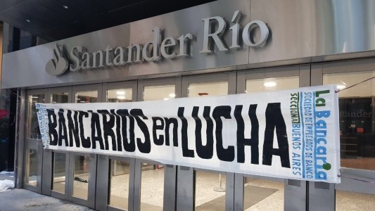 Ante el posible cierre de sucursales, la Bancaria realiza paros en dos entidades privadas