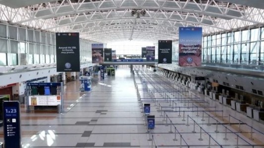 El Gobierno analiza una reducción de los vuelos internacionales ante el aumento de los contagios