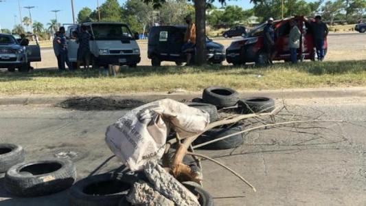 Pescadores independientes interrumpen el tránsito en la Ruta 168