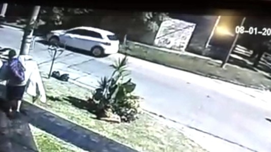 Video: rompió un ventanal, se robó un plasma a plena luz del día y se fue caminando