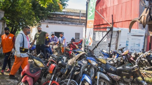 Villa Gobernador Gálvez: compactaron más de 400 motocicletas y donarán el dinero a un comedor