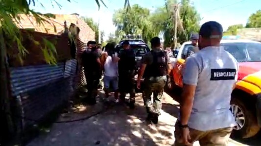 Video: golpeó a su mujer, tomó de rehén a su cuñada y se atrincheró