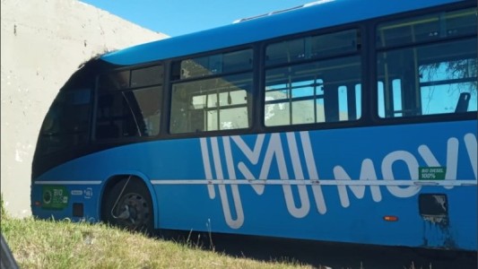 Insólito: un camión y un colectivo quedaron trabados en el mismo túnel de Rosario