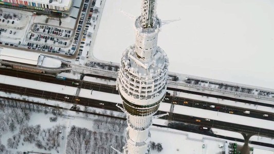 La torre de televisión más alta de Europa a vista de dron en pleno invierno ruso