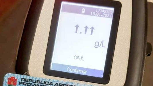 Manejaba el camión borracho, lo pararon en un control y rompió el alcoholímetro