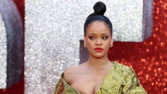 La foto viral de Rihanna para despedir a Donald Trump: sacando la basura en ropa interior