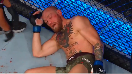 Conor McGregor en la lona: perdió por nocaut ante Dustin Poirier en la UFC