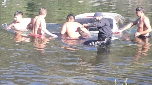 Video: una familia dejó sin freno de mano el auto y terminó en medio del río