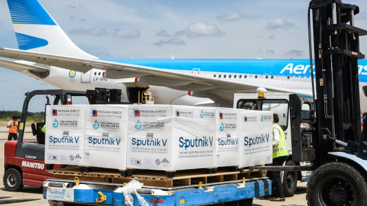 El avión de Aerolíneas también trae vacunas Sputnik para Bolivia