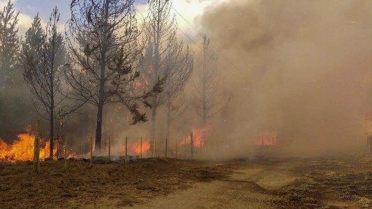 Incendio en El Bolsón: allanan la vivienda de sospechoso de iniciar el fuego