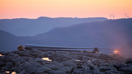 Increíble video de un camión llevando gigantescas paletas de una turbina de viento en China