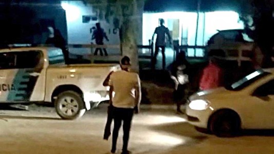 Video: Destrozaron la comisaría de Reta después de una fiesta clandestina en la playa