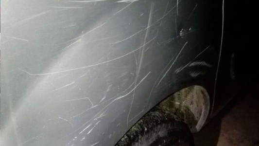 Paraná: tiene 28 años y le rayó todo el auto a su papá porque no le quiso dar plata