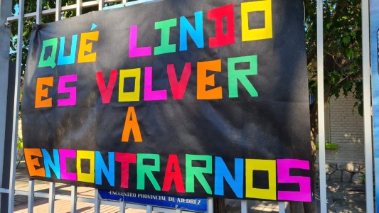 Una directora se quebró al oír la campana de la escuela: "Tengo una emoción muy grande"