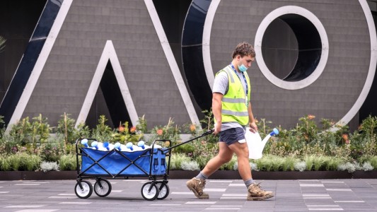 Más de 500 tenistas y acreditados al Abierto de Australia fueron aislados tras caso de covid