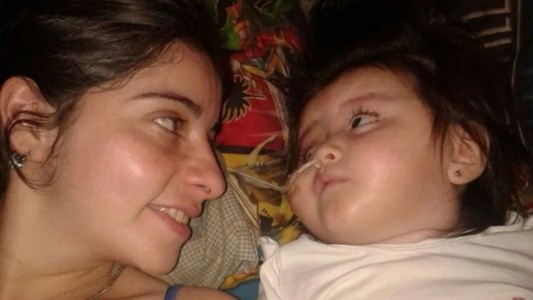 La enfermera que adoptó a una nena abandonada con una enfermedad terminal