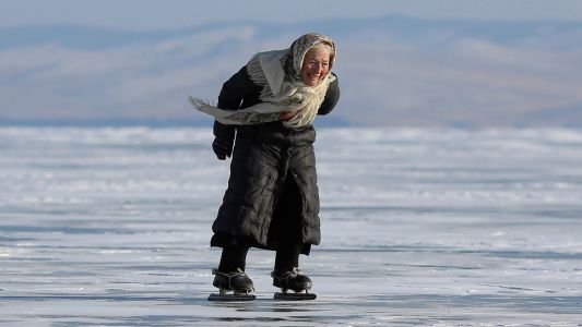 Abuela rusa se pasea por el hielo del Baikal en patines de fabricación casera