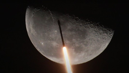Captan el momento exacto en el que un cohete de SpaceX pasa frente a la Luna