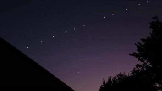 El impactante espectáculo de satélites en el cielo