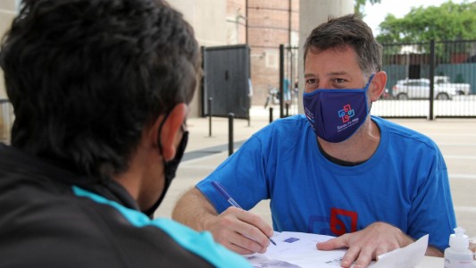 La provincia inició la entrega de tarjetas a los beneficiarios del programa "Santa Fe Más"