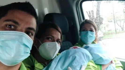 Fue al hospital por un dolor de estómago y dio a luz a gemelos