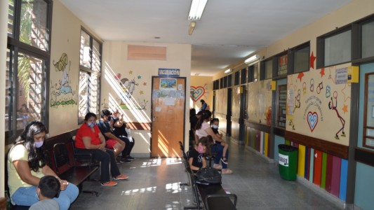 La provincia vacunó toda el área Covid y el 50% del personal del Hospital Alassia