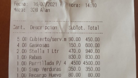 Comieron cinco una parrillada completa, gastó $1550 por persona y se quejó en las redes
