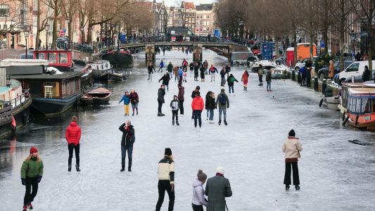 Viral: patinar en los canales congelados de Amsterdam no es buena idea