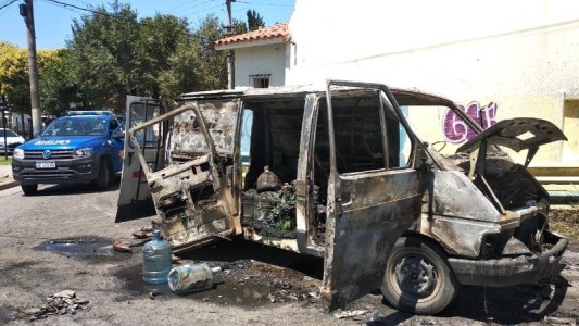 Le robaron y prendieron fuego la combi de un repartidor de bidones de agua