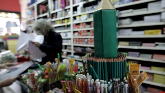 "Regreso a clases digno": movimientos sociales salen a controlar precios de útiles