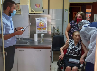 Comenzó la vacunación en los geriátricos santafesinos
