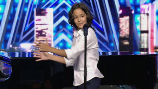 Su mamá encontró un piano en la basura, el aprendió a tocar y emocionó con su música