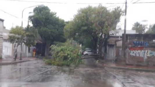 Un fuerte temporal con voladuras de techos se registró en Rafaela