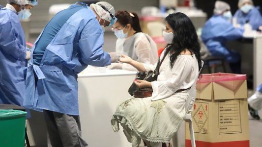 La provincia trabaja para abrir un vacunatorio "específicamente para docentes"