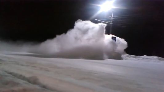 Un tren 'diabólico' que limpia las vías de nieve impresiona a las redes