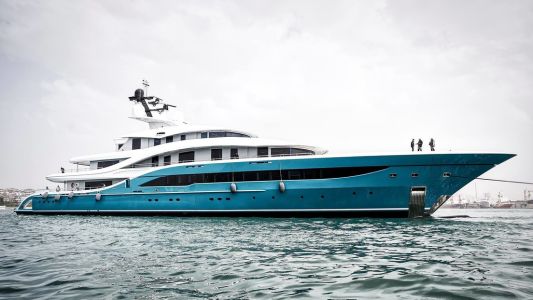 Un lujoso yate de más de 90 millones de dólares choca contra un muelle