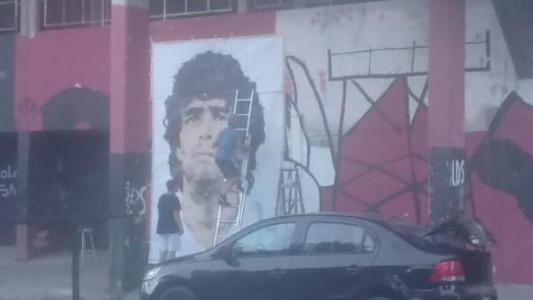 Las paredes de la cancha de Colón y un homenaje a Maradona