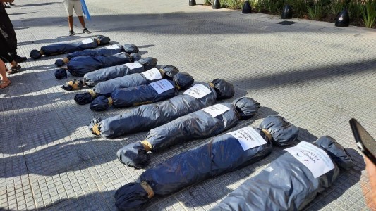 Alberto Fernández repudió las bolsas con cadáveres en Plaza de Mayo