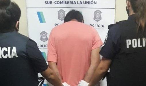 Un abusador fue detenido mientras estaba con su ex hijastra en una cama