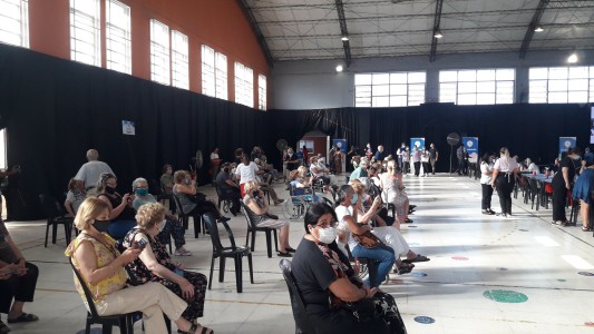 Desde Salud observan "felicidad" en los mayores de 90 que se acercan a vacunarse